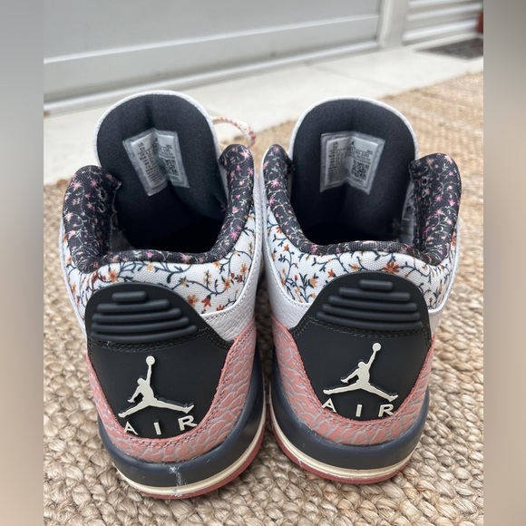 5Youth Jordan3 Vintage Floral. Barely worn and in almost new condition - Picture 2 of 3